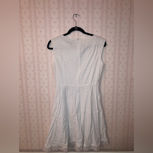Stunning Tahari dress! Perfect for bridal showers or spring events! Size 6 - Picture 5 of 5